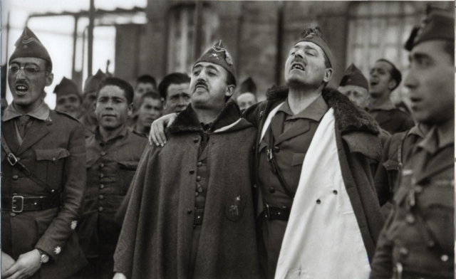 Franco e Millán Astray cantando o himno da 'Legión'. Marrocos, 1926. Foto de Bartolomé Ros