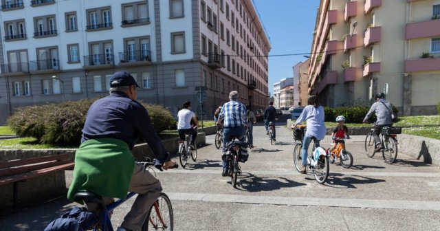 Xente en bicicleta na Coruña