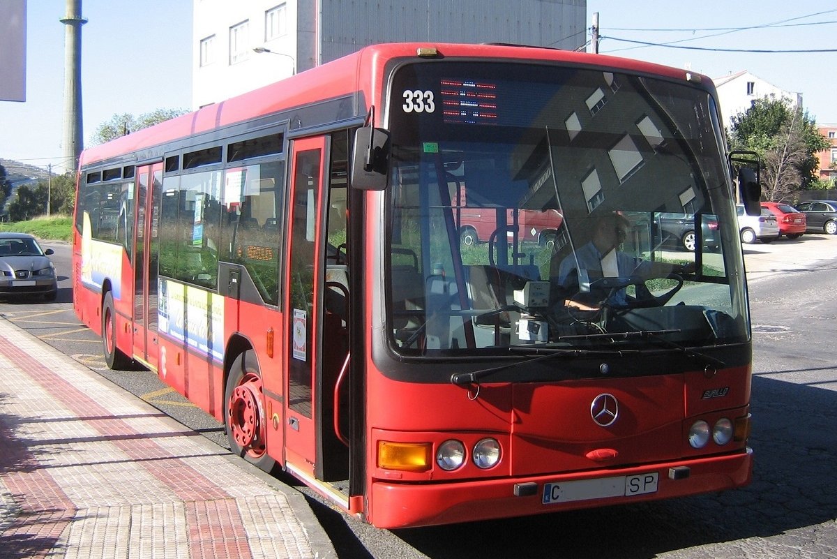 Autobús urbano de A Coruña en una parada.