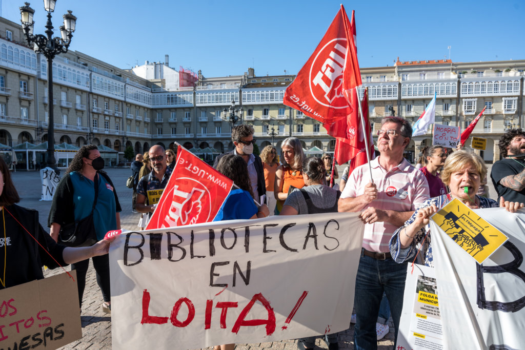 Manifestación do persoal das bibliotecas municipais no mes de xullo, con María García e Alberto Lema
